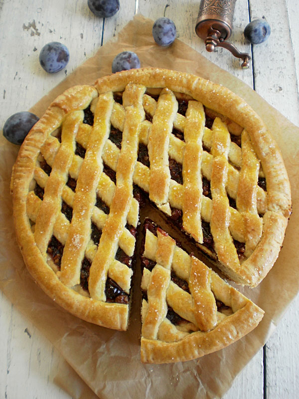 Linzer cu gem de prune si nuci