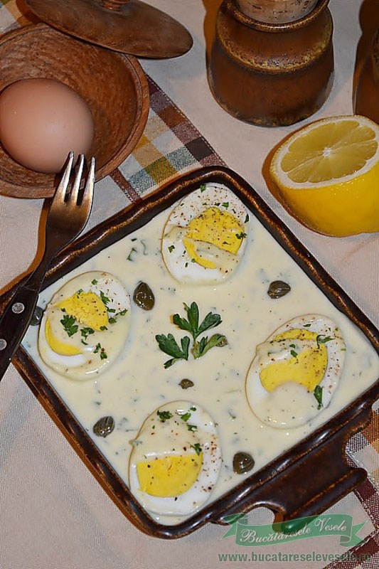 Oua in sos alb cu verdeata si capere