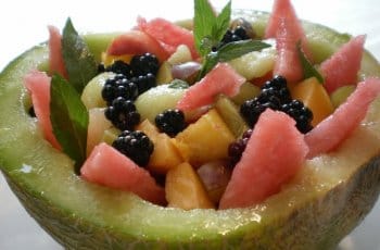 Salata de fructe in pepene galben