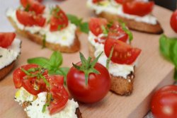 Crostini cu crema de branza si rosii cherry