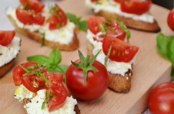 Crostini cu crema de branza si rosii cherry