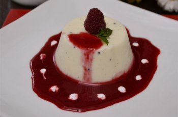 Panna Cotta cu sos de zmeura