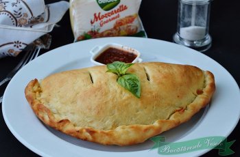 Pizza Calzone cu Sunca si Mozzarella