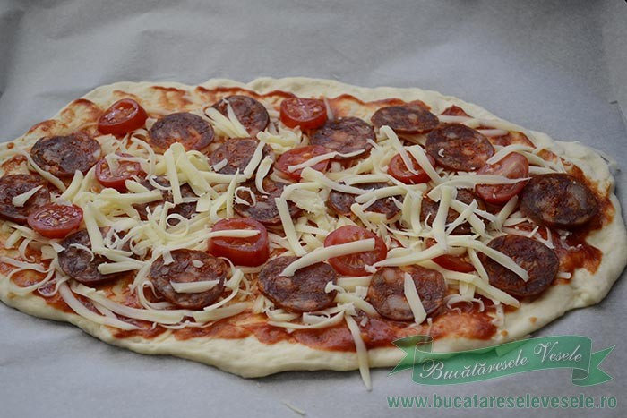 pizza-cu-chorizo-si-mozzarella-preparare