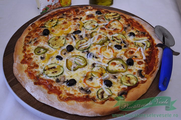 Pizza cu legume si mozzarella