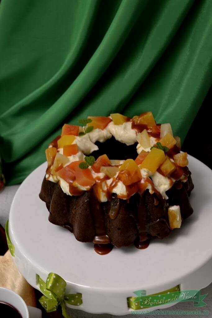 Guguluf cu naut si fructe tropicale