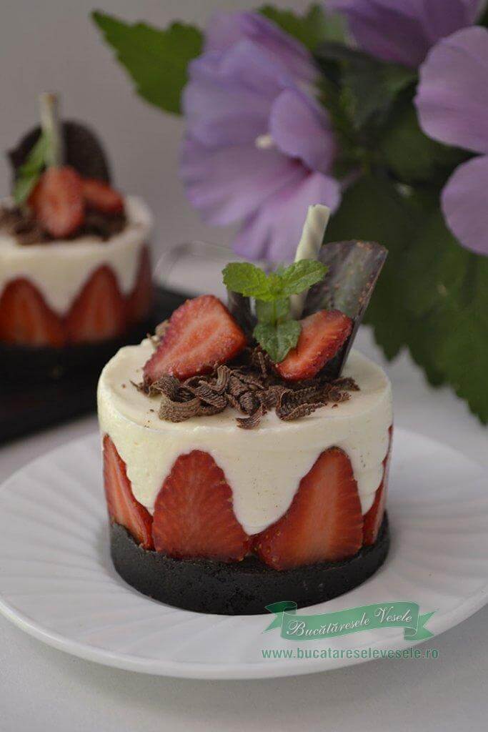 Mini cheesecake cu capsune