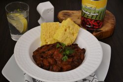 Chilli con carne cu paine de porumb