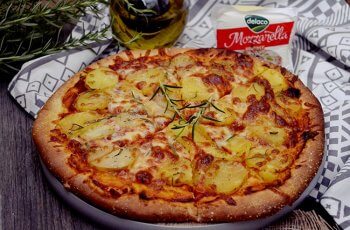 pizza cu cartofi si mozzarella