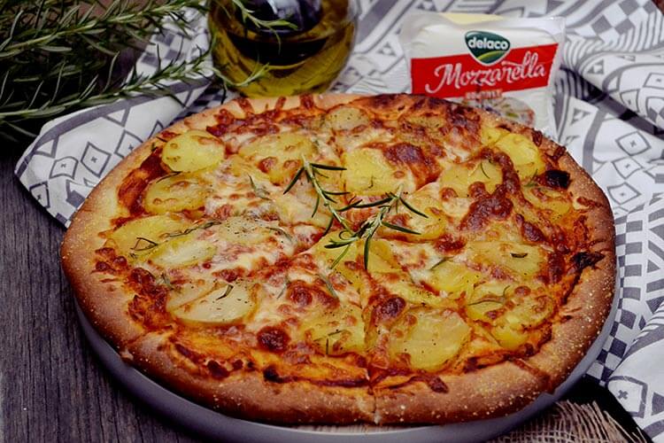 pizza cu cartofi si mozzarella