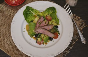 Salata cu friptura de vita Angus