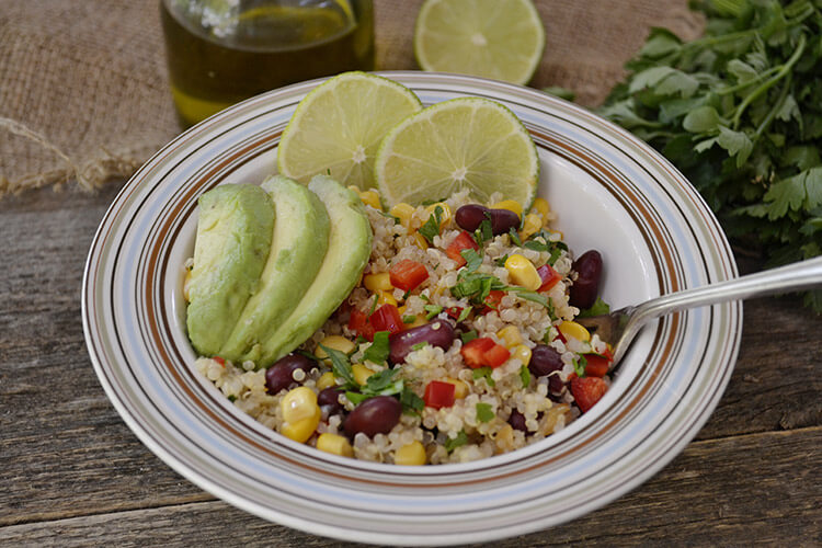 Salata de quinoa cu fasole rosie si porumb dulce