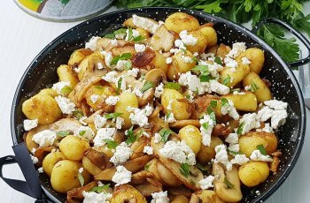 Gnocchi de cartofi cu ciuperci si branza telemea