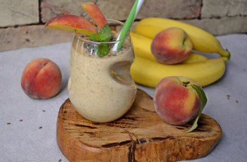 Smoothie cu banane si piersici