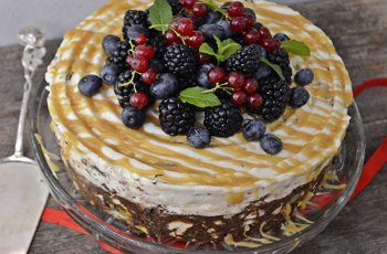 tort de biscuiti cu fructe si caramel