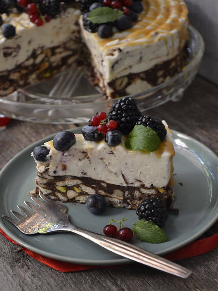 tort de biscuiti cu fructe si caramel