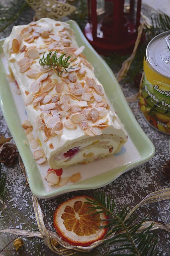 rulada de bezea cu migdale si fructe tropicale