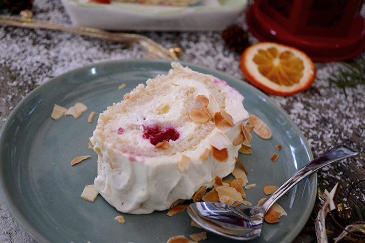 Rulada de bezea cu migdale si fructe tropicale