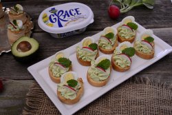 Tartine cu crema de avocado si branza