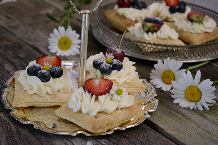 foietaj cu fructe si crema de branza