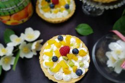 Mini tarte cu crema de branza si fructe