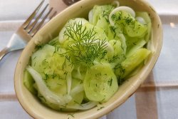 Salata de castraveti cu ceapa