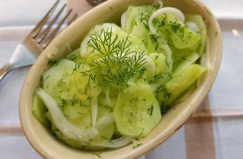 Salata de castraveti cu ceapa