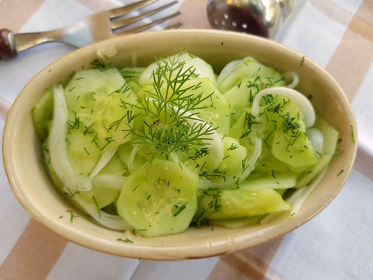 Salata de castraveti cu ceapa