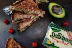 Sandvis cu bacon si avocado