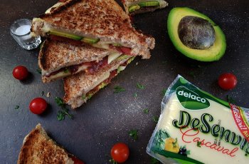 Sandvis cu bacon si avocado