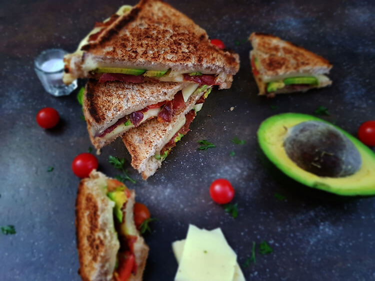 Sandvis cu bacon si avocado