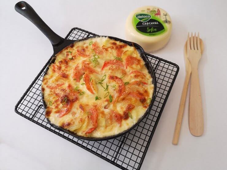 legume gratinate cu sos de smantana si cascaval