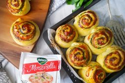 Rulouri cu leurda si mozzarella