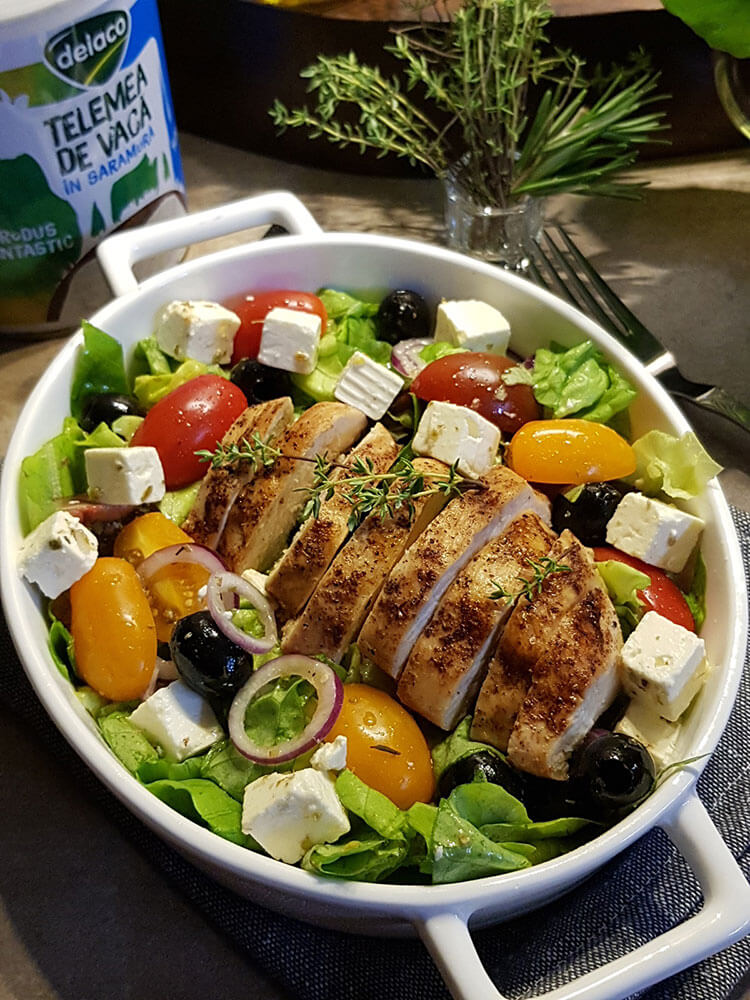 Salata greceasca cu pui si telemea