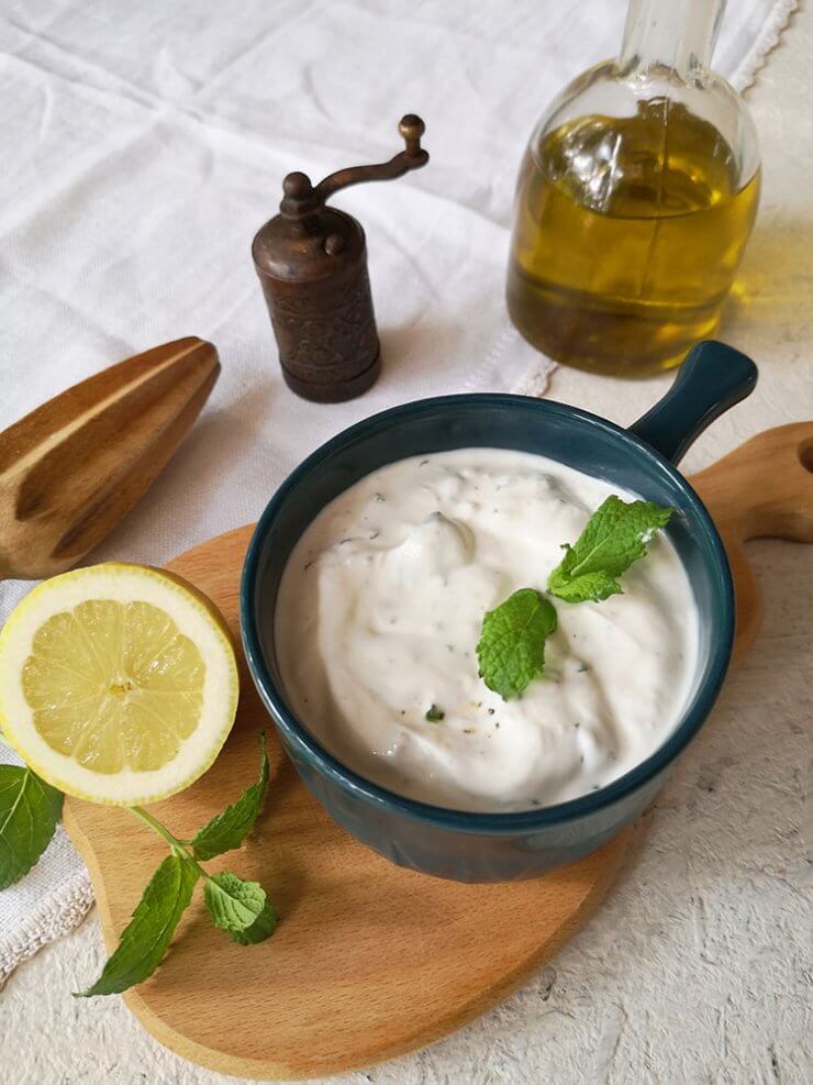 Sos de iaurt cu menta si usturoi