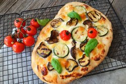 Pizza cu vinete si dovlecei- reteta vegetariana