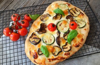 Pizza cu vinete si dovlecei- reteta vegetariana