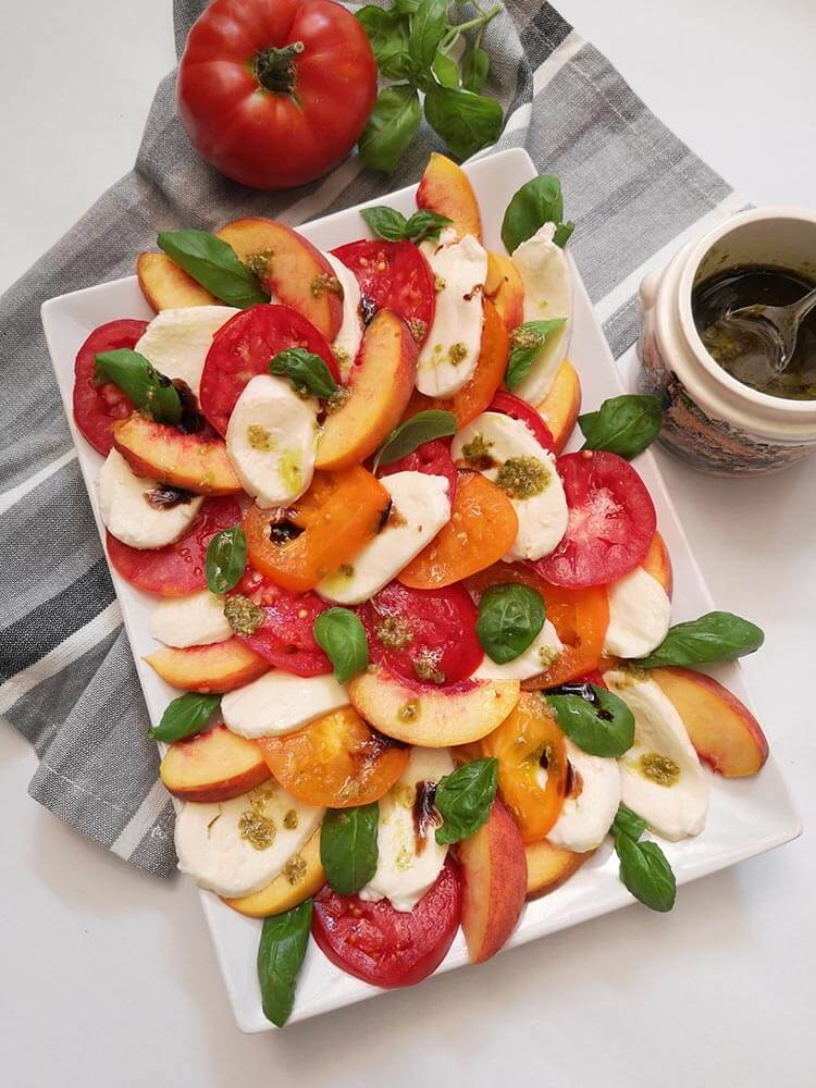 salata caprese cu rosii si piersici