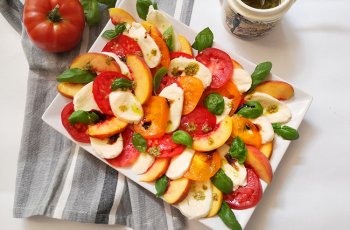 salata caprese cu rosii si piersici