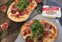 pizza cu prosciutto si smochine