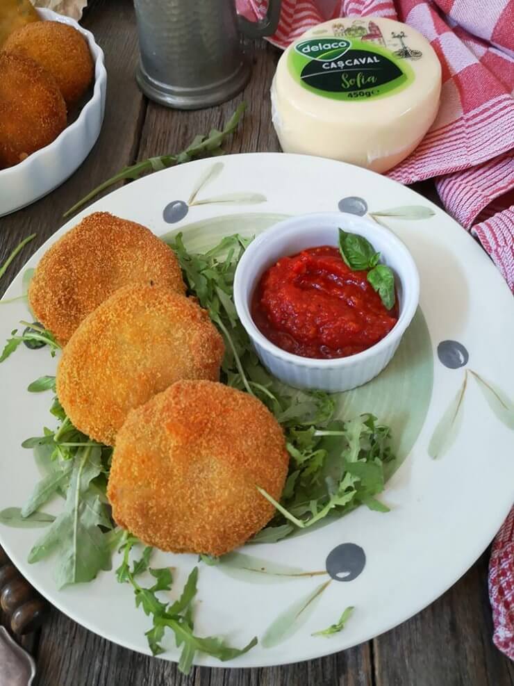 chiftele de cartofi cu cascaval si somon