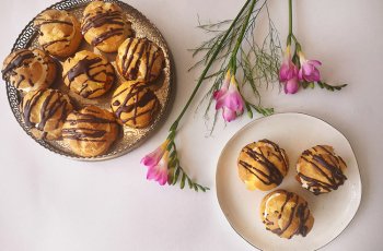 Choux cu frisca si ciocolata