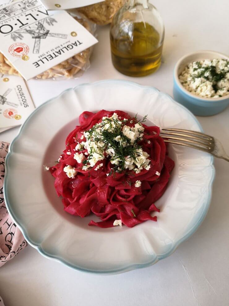 Tagliatelle cu sos de sfecla rosie