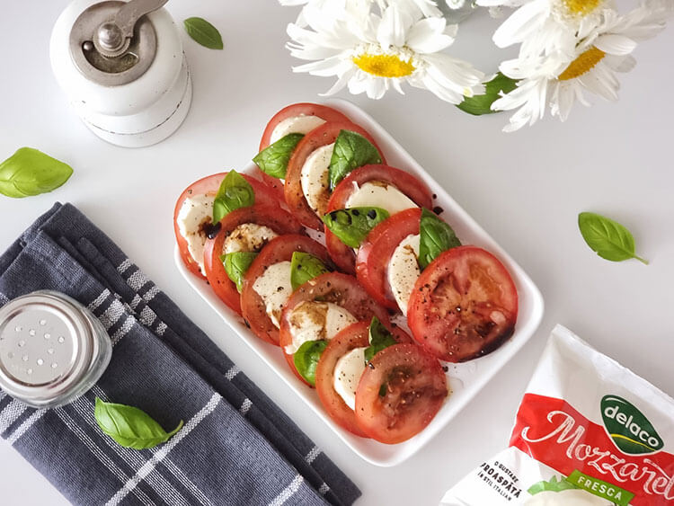 Salata caprese cu rosii si mozzarella