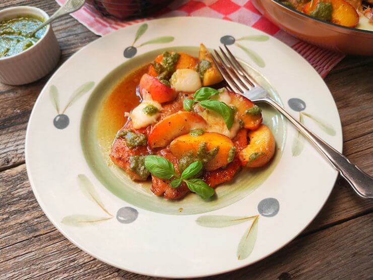 Escalop de pui cu piersici si pesto