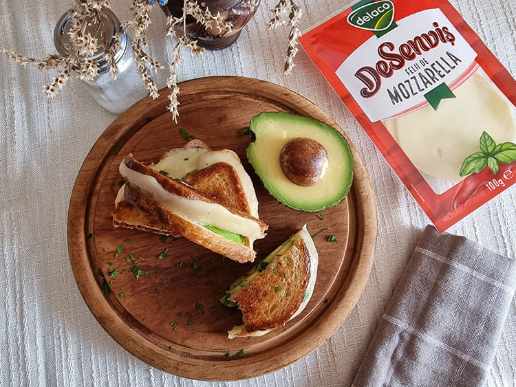 Sandvis cu avocado si mozzarella