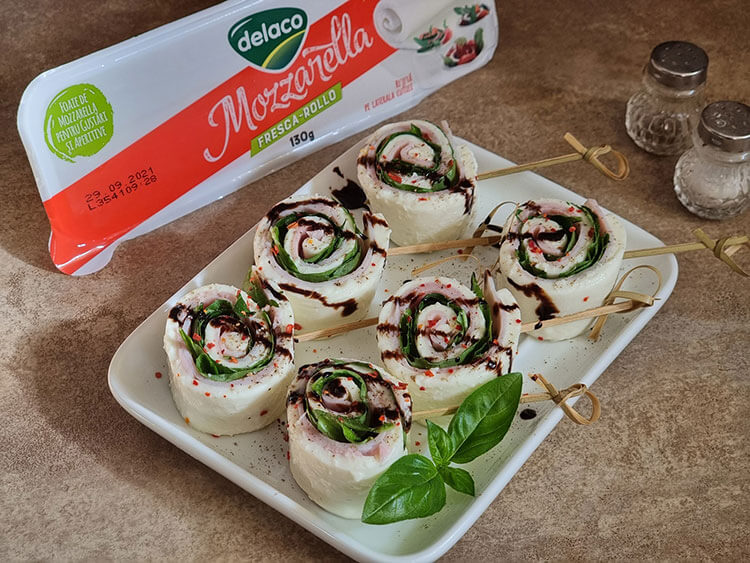 Mini aperitive cu Mozzarella Rollo