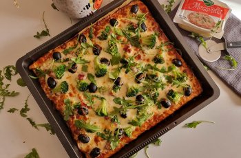 Pizza cu broccoli si mozzarella