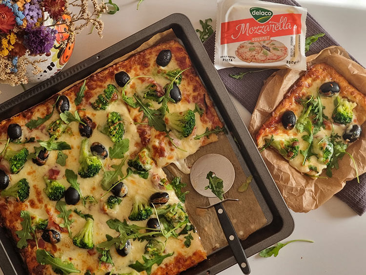 Pizza cu broccoli si mozzarella