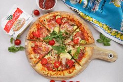 Pizza cu salam si mozzarella